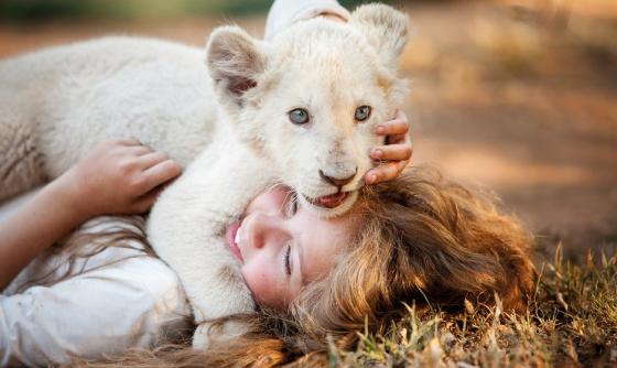 Scéna z filmu Mia a biely lev