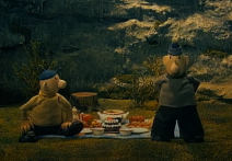 Scéna z filmu Pat a Mat: Raňajky v tráve