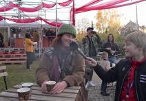 Scéna z filmu Junior Chats: Rozhovory s návštevníkmi festivalu