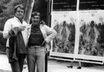 Peter Jaroš, dramaturg a scenárista, s režisérom Jurajom Jakubiskom pred plagátom filmu Tisícročná včela